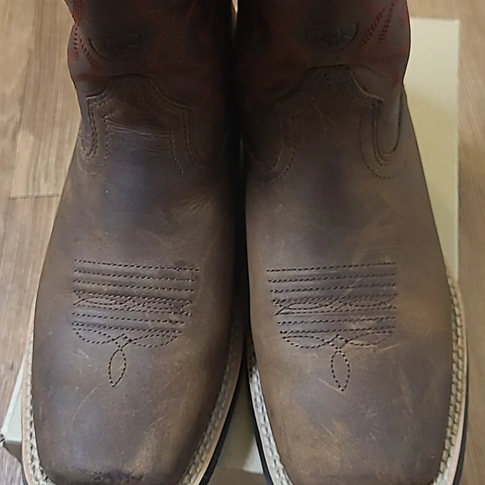 Ariat Brown and Red Western Boots‎ is for boy zise 2 used exelente condition.